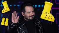 ‘Íralo’, traes las de Georgie: ¿Cuánto cuestan las botas MSCHF x Crocs de José Eduardo Derbez?