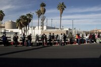 Nuevo récord de cruce de migrantes en frontera México-EU: Más de 2 mil personas llegan a Eagle Pass