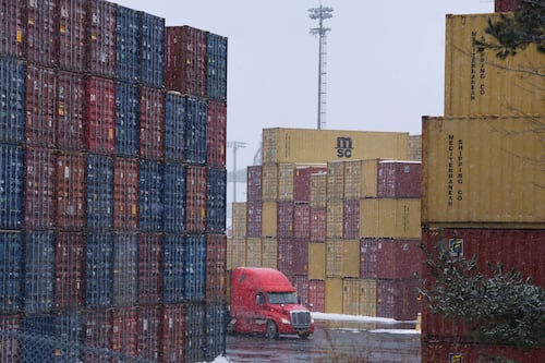 Aduana bloquea camiones vacíos y pone en riesgo producción industrial de Coahuila