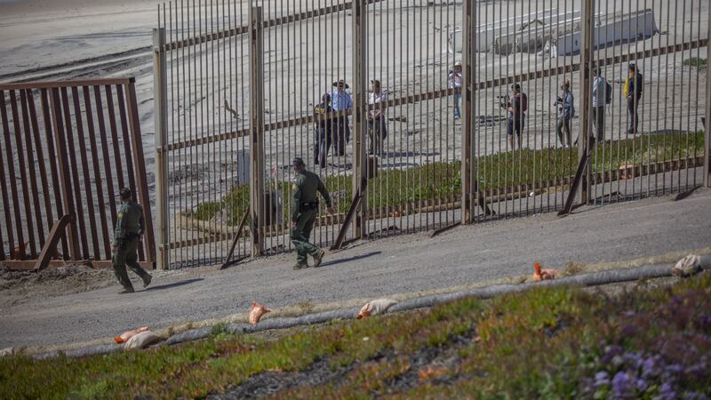 Título 42 de EU: ¿Cuál es la diferencia entre deportación y expulsión?