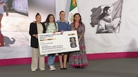 Sheinbaum entrega boletos para el Mundial a ganadoras del concurso de dominadas