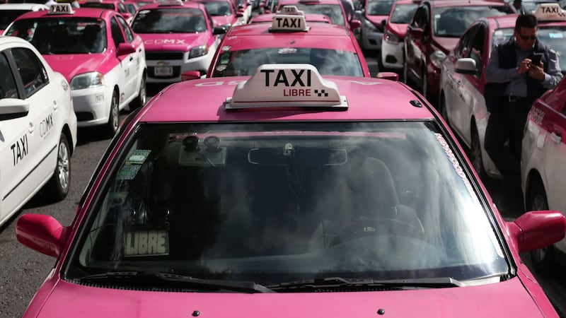 Se unen ‘agua y aceite’: Uber y taxistas mexicanos se alían para integrar taxis concesionados tras años de disputa