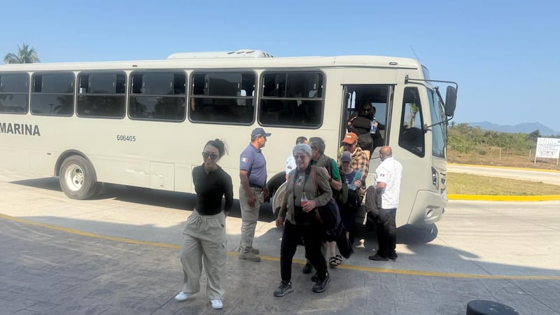 Abandonados a su suerte: Autobús de ‘abuelitos’ turistas fue quemado por sicarios del CJNG