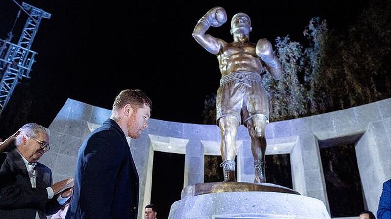 ‘Canelo’ Álvarez devela su estatua en Jalisco; ‘Me da orgullo que vean que salí adelante’