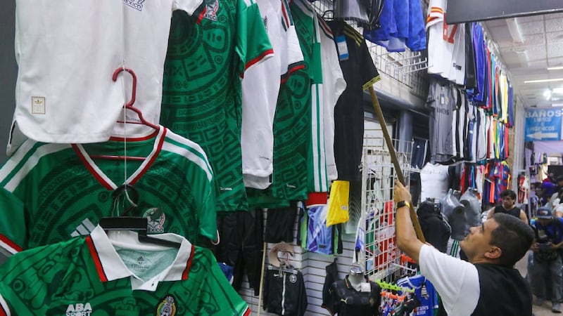 El IMPI da otro golpe a la piratería mundialista a locales del Centro Histórico, ahora por 6.3 mdp