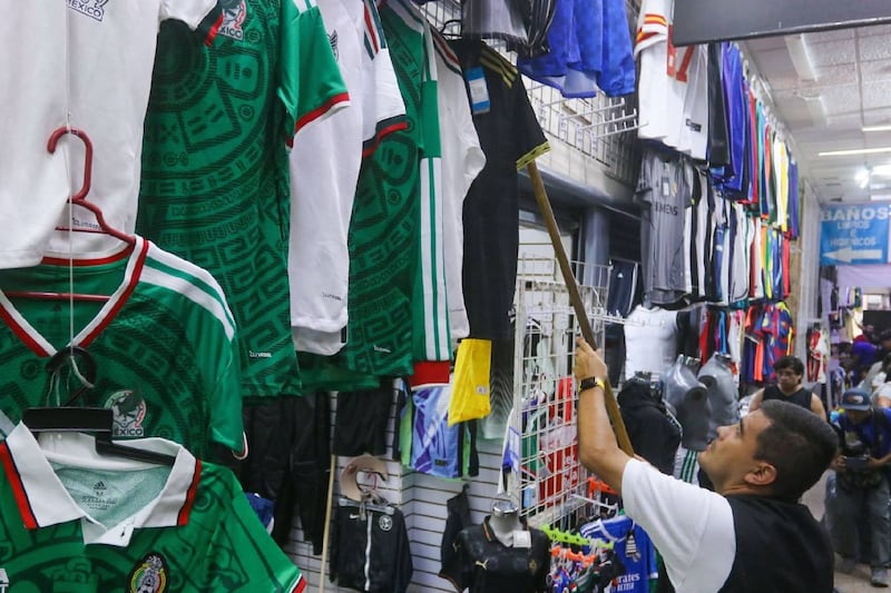 El IMPI da otro golpe a la piratería mundialista a locales del Centro Histórico, ahora por 6.3 mdp