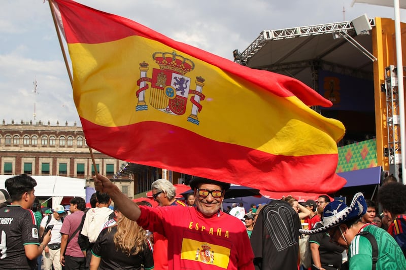 ‘¡Vamos a Cibeles!’: Con la bandera de España en Tenochtitlan, el Zócalo se despide de la Copa del Mundo