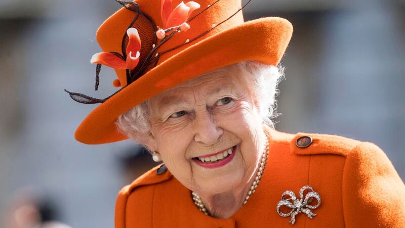 Isabel II sale del hospital tras someterse a exámenes preliminares