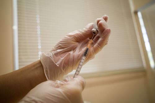 ¿Miedo a las agujas? Innovación reemplazaría medicamentos intravenosos para el cáncer a pastillas