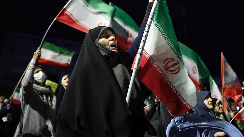 Irán responde a EU y le ataca base militar: Trump asegura que habrá acuerdo de alto al fuego