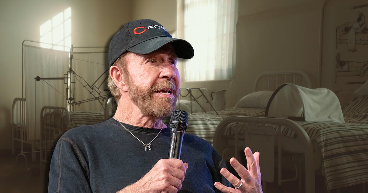 ¡Chuck Norris, el Indestructible, Hospitalizado! ¿Se Detuvo el Tiempo?