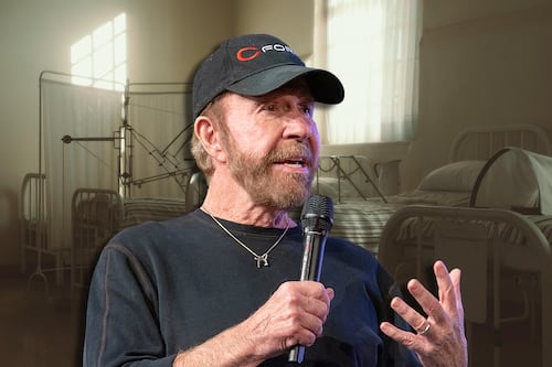 Hospitalizan a Chuck Norris: ‘No envejezco. Subo de nivel’, dijo hace unos días, en su cumpleaños 86