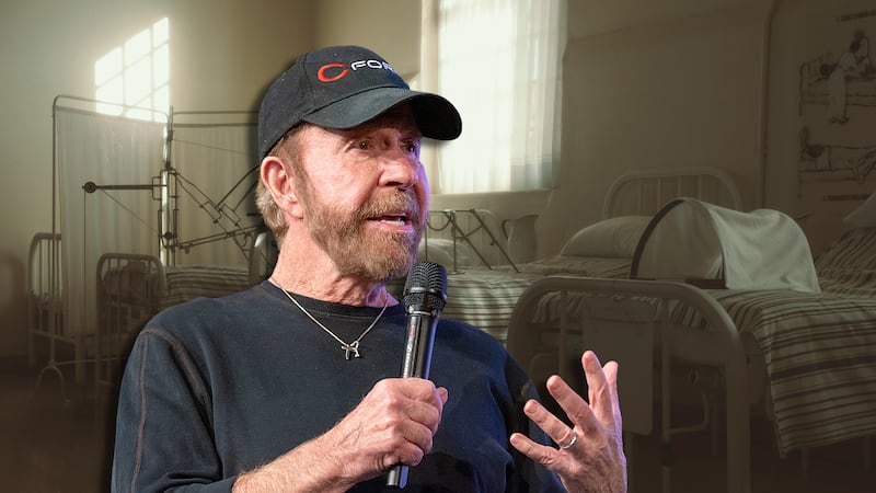 Hospitalizan a Chuck Norris: ‘No envejezco. Subo de nivel’, dijo hace unos días, en su cumpleaños 86