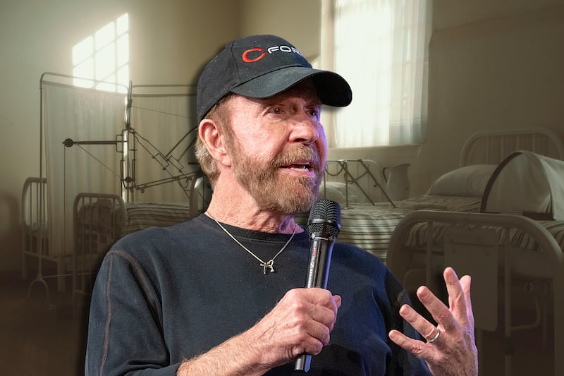 Hospitalizan a Chuck Norris: ‘No envejezco. Subo de nivel’, dijo hace unos días, en su cumpleaños 86