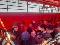 Rescatan a 82 migrantes dentro de un remolque en Coahuila