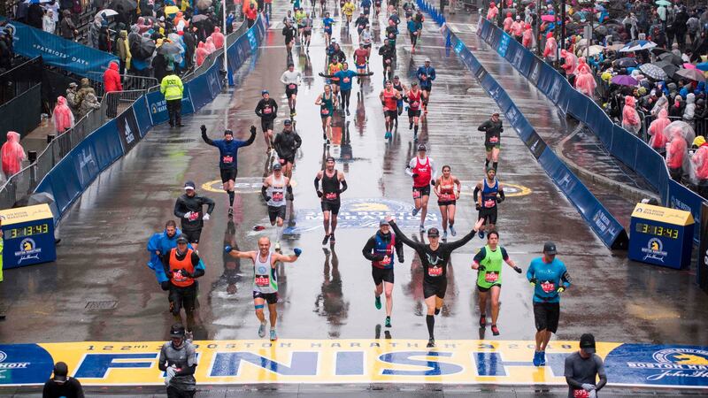El Maratón de Boston regresa con más divisiones, cubrebocas y menos corredores