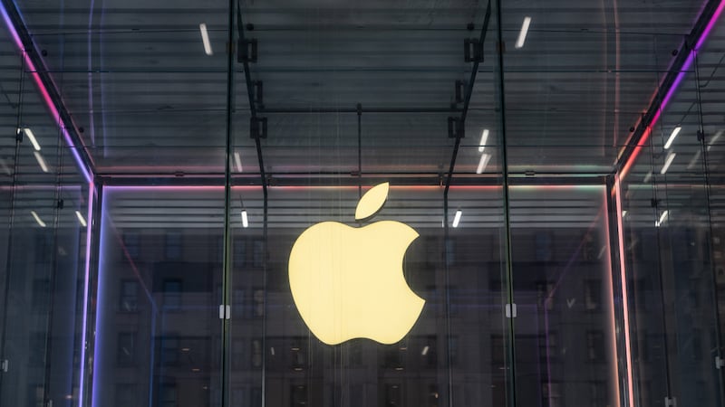 Trump ‘devora’ a la ‘manzana’ de Apple: Fabricante del iPhone invertirá 100 mil mdd en EU