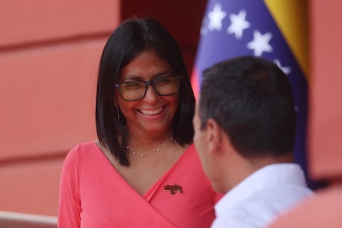 ¿Por qué un broche dorado usado por Delcy Rodríguez avivó una disputa entre Venezuela y Guyana?