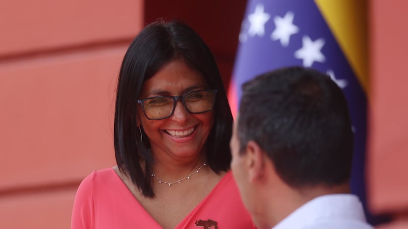 ¿Por qué un broche dorado usado por Delcy Rodríguez avivó una disputa entre Venezuela y Guyana?