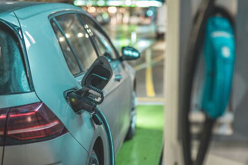 Electrolineras crecen a mitad del ritmo frente a los autos ‘verdes’