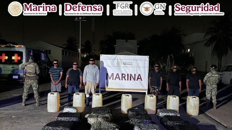 Marina asegura barco con 350 litros de 'huachicol' en costas de Michoacán