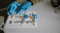 Johnson & Johnson retrasa envío de vacunas COVID a la Unión Europea tras suspensión en EU