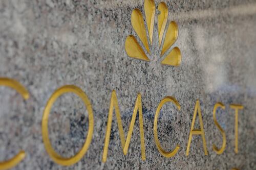 Fox vende a Comcast participación en Sky