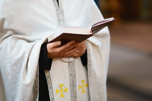 Asesinan a Román de la Cruz, sacerdote de Hidalgo: Dejaron un mensaje junto a su cuerpo