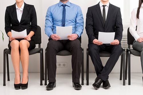 EU genera el menor número de empleos en seis meses, pero salarios repuntan