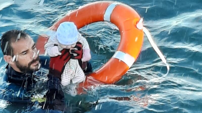 Niños y bebés marroquíes son rescatados en el mar por Guardia Civil; buscan ingresar a territorito español