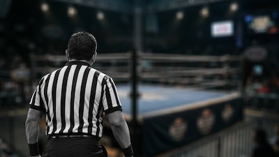 El Réferi 'El Búho' murió luego de desvanecerse en el ring en una función de lucha libre. (Foto: Imagen creada con IA)