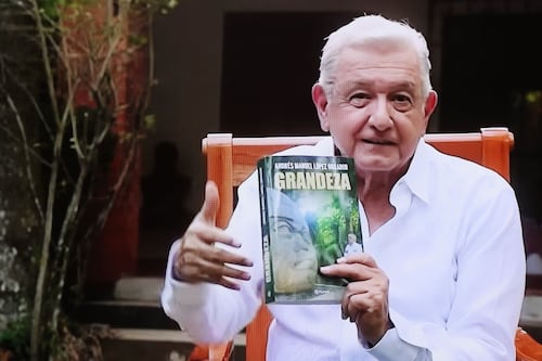 ¿Premio o castigo? Niños reciben libro de AMLO tras ganar torneo de futbol en Tabasco
