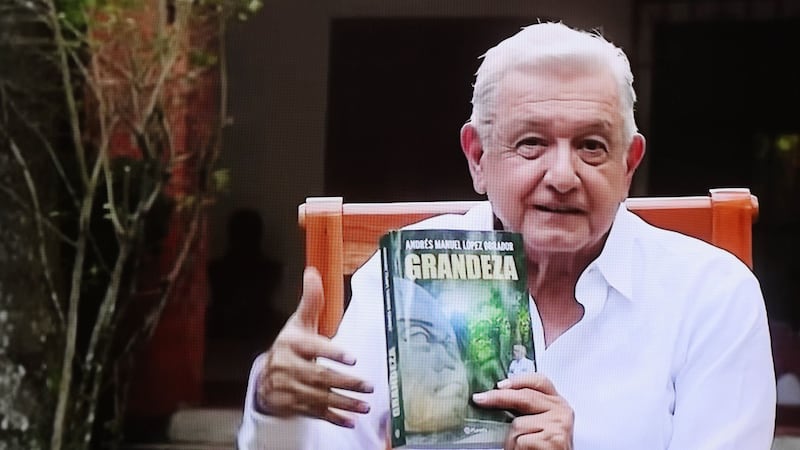¿Premio o castigo? Niños reciben libro de AMLO tras ganar torneo de futbol en Tabasco