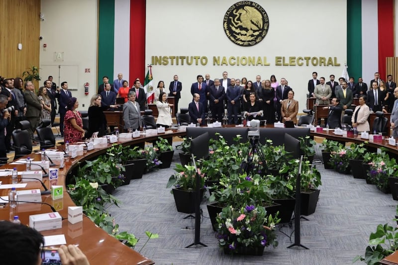 Rinden protesta 3 nuevos consejeros del INE; prometen recuperar confianza en la institución