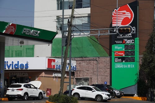 ¿Subirá precio de la gasolina? Hacienda descarta aumento pese a alza en costos del petróleo