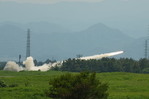 ¿Reto a China? EU prueba sistema móvil de cohetes en maniobras militares en Japón
