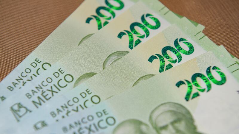 Peso ‘inspirado’ al abrir la semana con ganancia ante el dólar