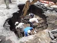 ¿Otrooo? Se abre socavón en Coyoacán tras fuerte fuga de agua