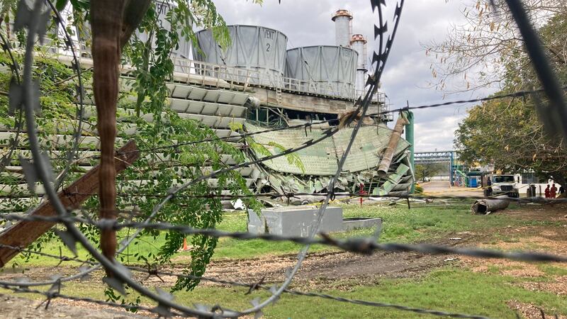 Accidente en planta de CFE en Mérida; se derrumba torre de enfriamiento