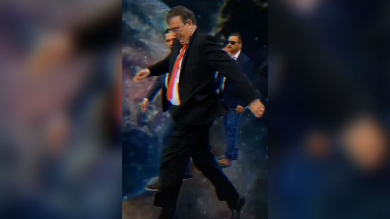 Ebrard anda ‘desatado’ en TikTok: Ahora baila ‘Neverita’ de Bad Bunny