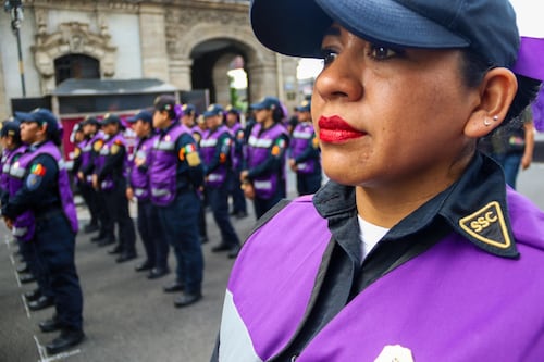 Van 400 mujeres policías desarmadas al 8M