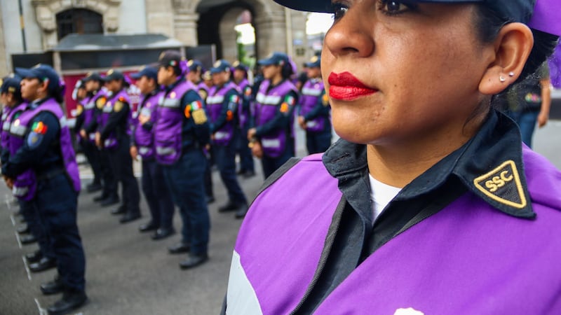 Van 400 mujeres policías desarmadas al 8M