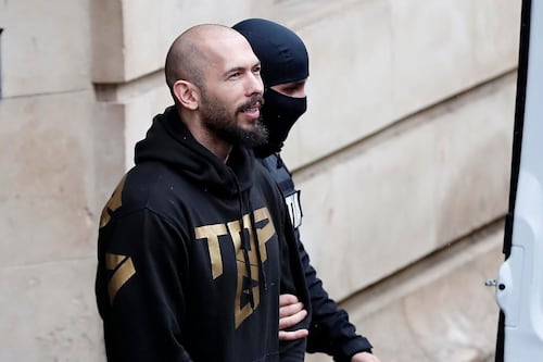 Detienen al ‘influencer’ Andrew Tate y a su hermano por denuncias de agresión sexual