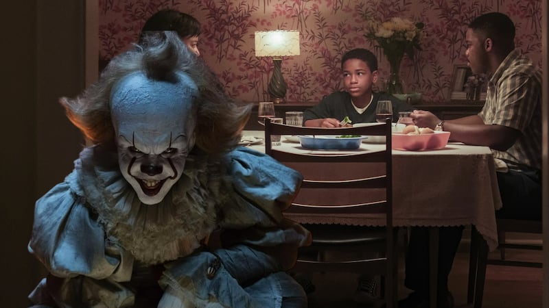 ¡Todos flotamos aquí abajo! ‘It: Bienvenidos a Derry’: Estreno, elenco y más de la serie de Pennywise