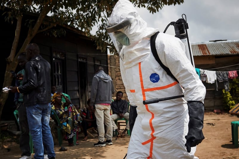 OMS eleva a ‘muy alto’ el riesgo por el brote de ébola en África: Van 750 contagios y 177 muertes