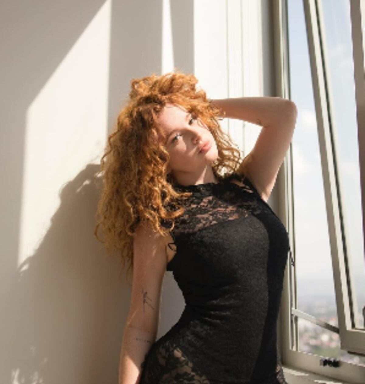 Acusan a fans de Adrián Marcelo de compartir fotos íntimas de Briggi Bozzo: ‘Tiene repercusiones