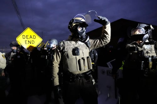 ‘¡Hay un bebé atrás!’ Patrulla Fronteriza se lleva a niña de un año tras arrestar a su padre en Los Ángeles