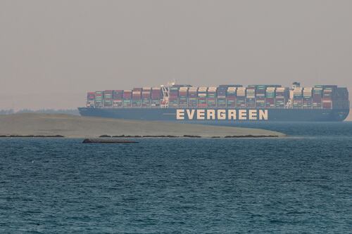 Expertos examinan el casco del barco atrapado en el Canal de Suez