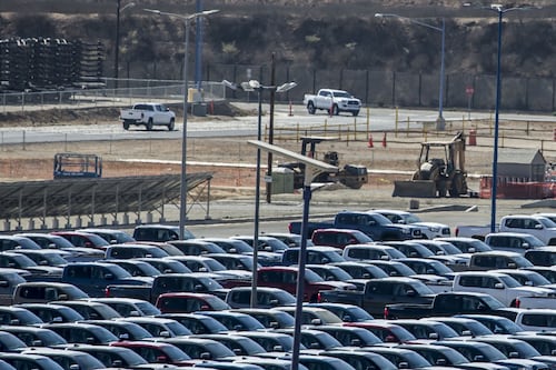 Armadoras ‘frenan su marcha’ en febrero: Venta de autos baja 0.3 por ciento en febrero