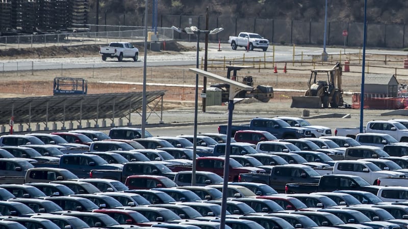 Armadoras ‘frenan su marcha’ en febrero: Venta de autos baja 0.3 por ciento en febrero